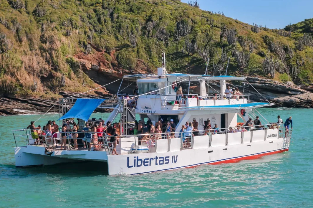 Tour en catamarán en Búzios, playas de aguas cristalinas y arena blanca en Río de Janeiro