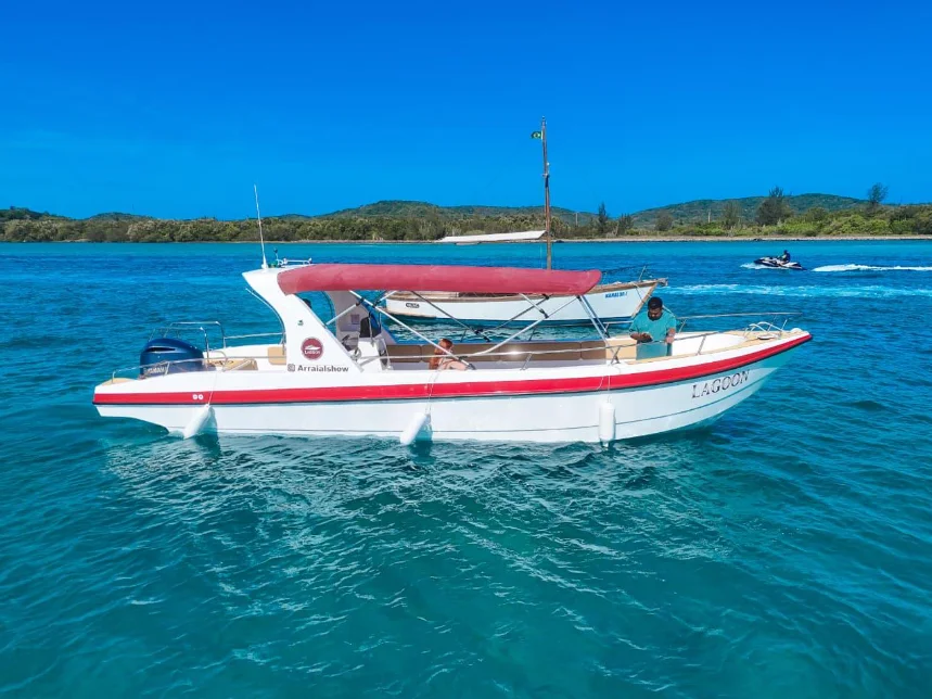 Lancha compartida en Cabo Frio con open bar, open food y day use incluido, paseo en barco ideal para disfrutar el mar, paisajes naturales y una experiencia turística completa