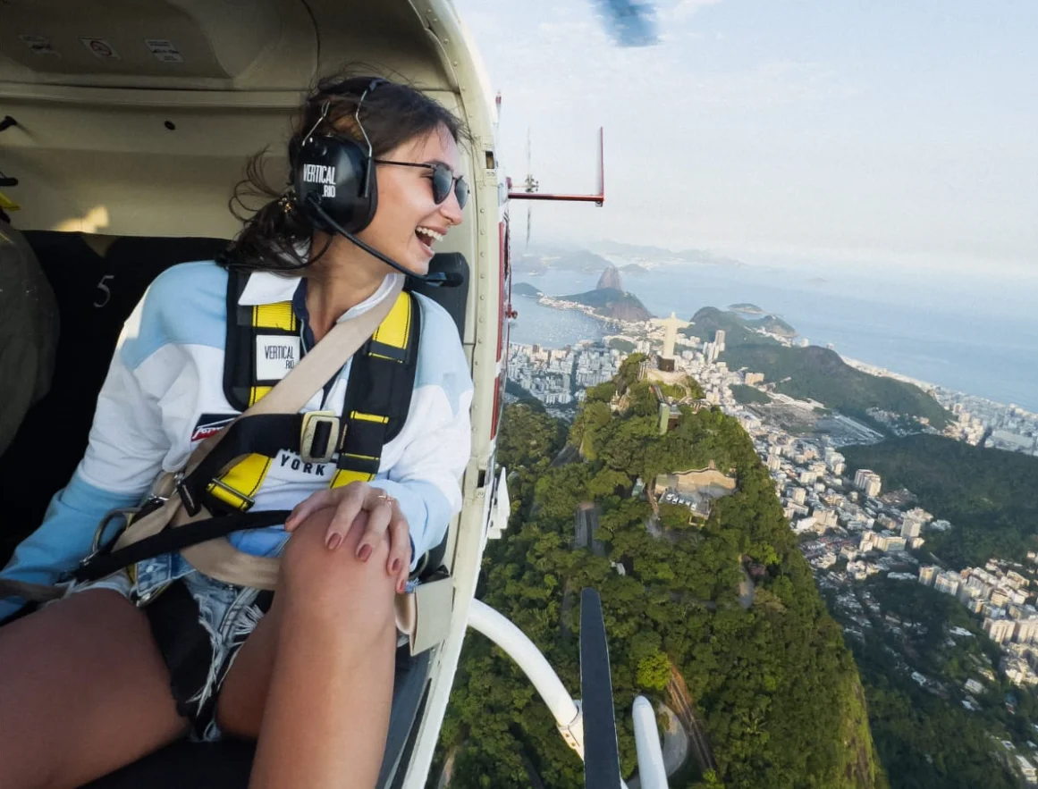 Vuelo en helicóptero sin puertas sobre Río de Janeiro, aventura extrema con vistas panorámicas de la ciudad