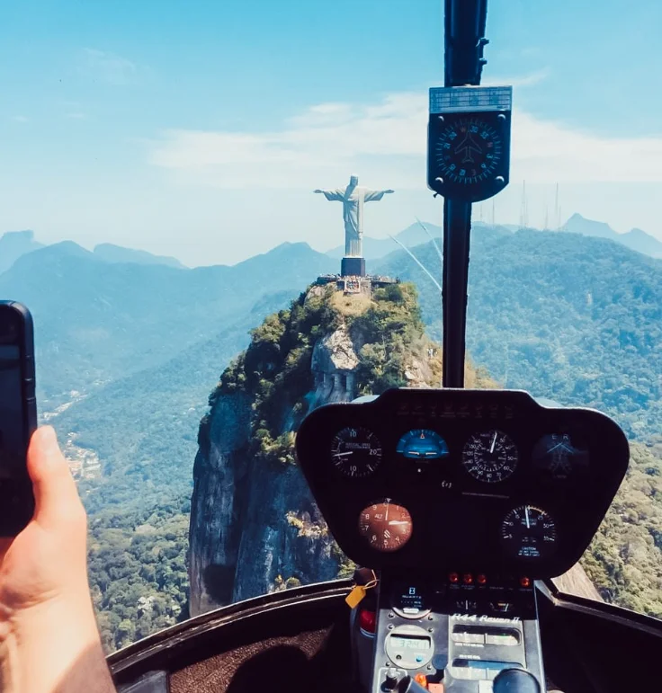 Paseo en helicóptero sobre Río de Janeiro, experiencia aérea premium con vistas panorámicas de playas, montañas y monumentos icónicos de la ciudad